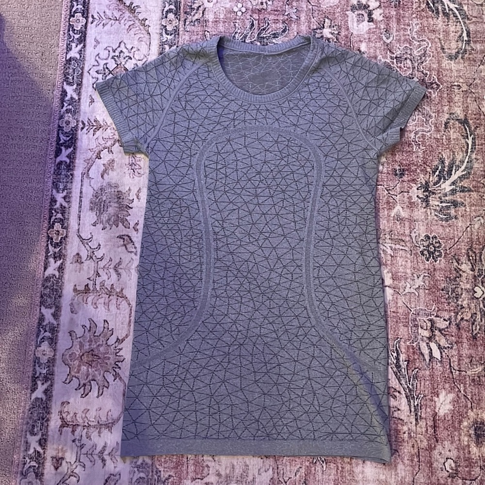 Super cute grey lululemon swiftly tech!